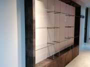 Wandmeubel met vakverdeling van glas
